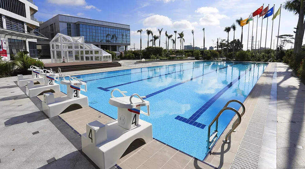 别看五星级泳池鲜明亮丽，幕后却是 ...