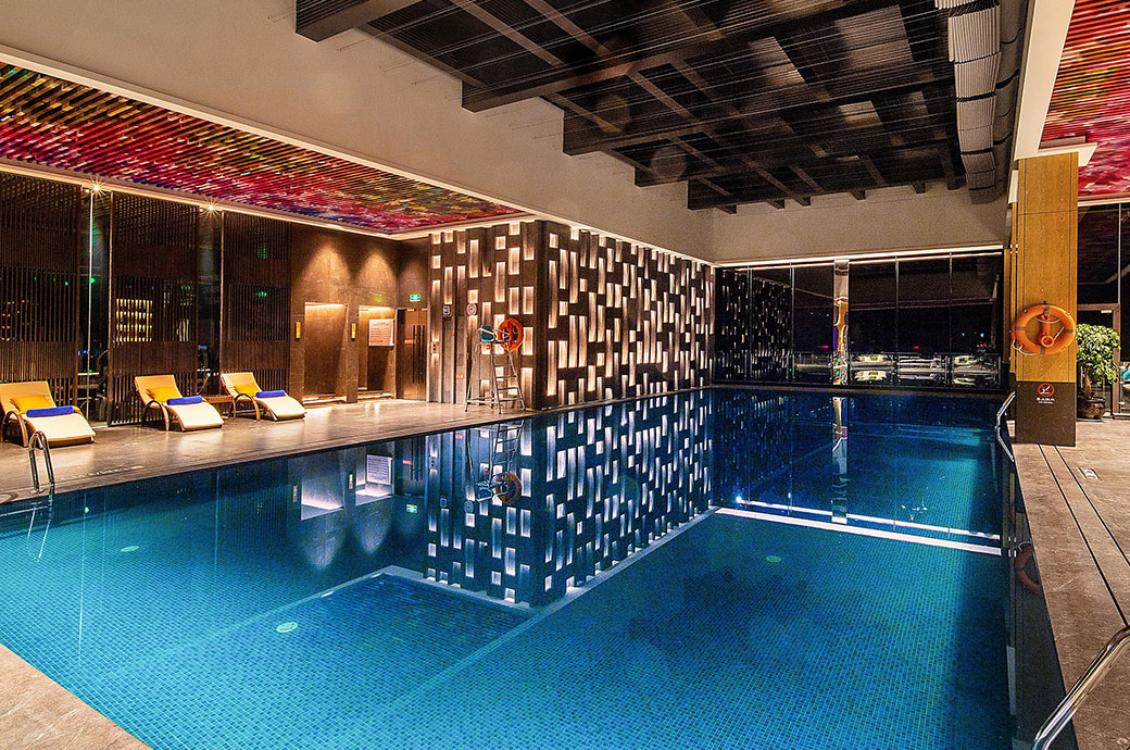 4/5 旅馆泳池夜景