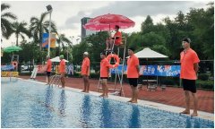 游泳池配套设施救生椅该怎样挑选呢？