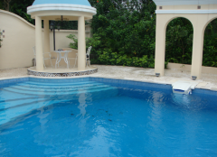 游泳池氯消毒剂投放过多会对人体带来什么危害？怎样提防氯危险？