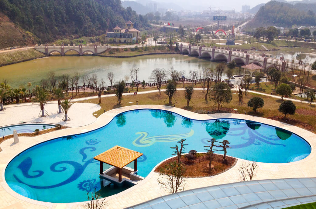 温泉度假酒，露天泳池