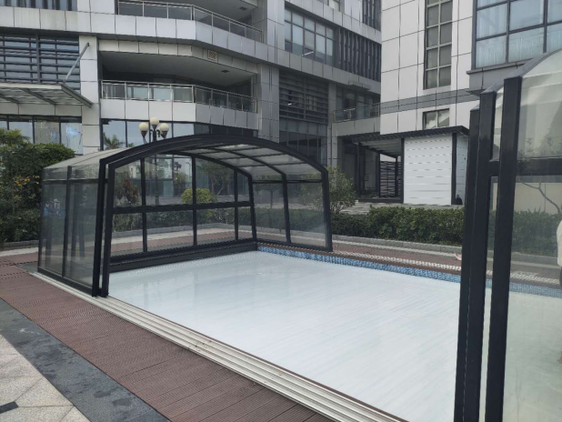 露天游泳池怎样防尘？