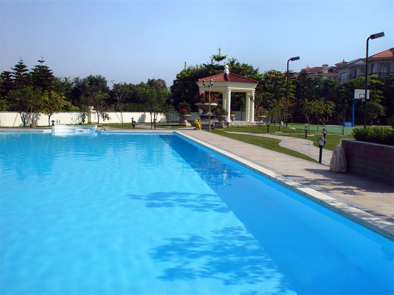 露天泳池清洁秘笈，轻松驾驭悬浮物，还原碧波激荡！