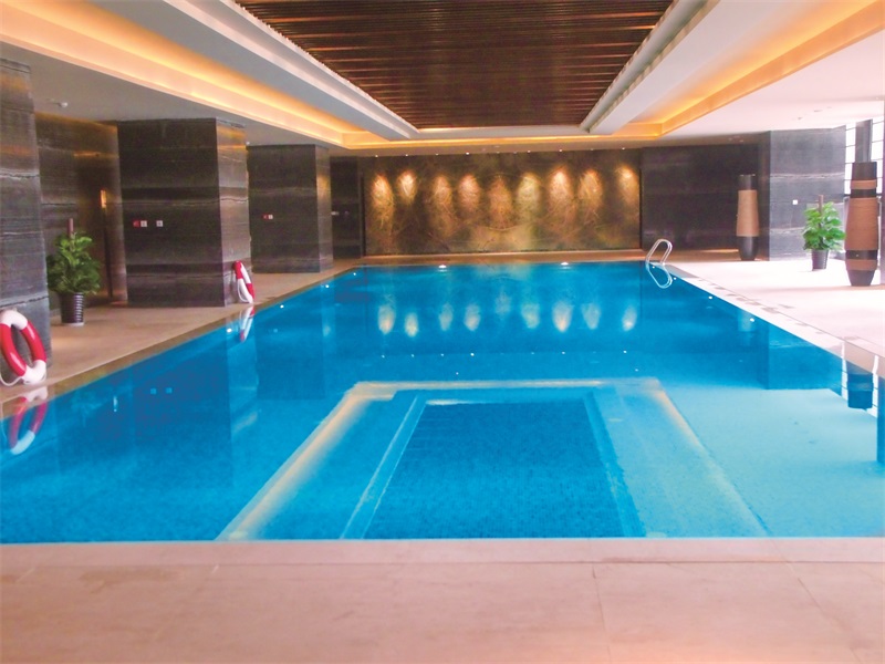 揭秘游泳池水的物理过滤与化学消毒要领？