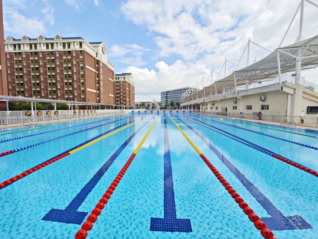 <b>游泳池清洁机械人让清洁省心又省力，解放双手！</b>