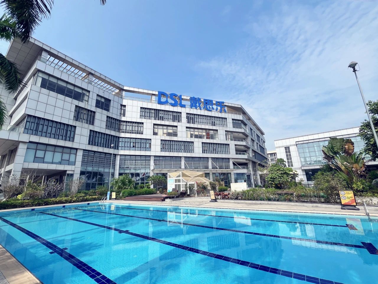 探秘泳池水底净界，智能游泳池水底机械人打造澄澈水底天下！